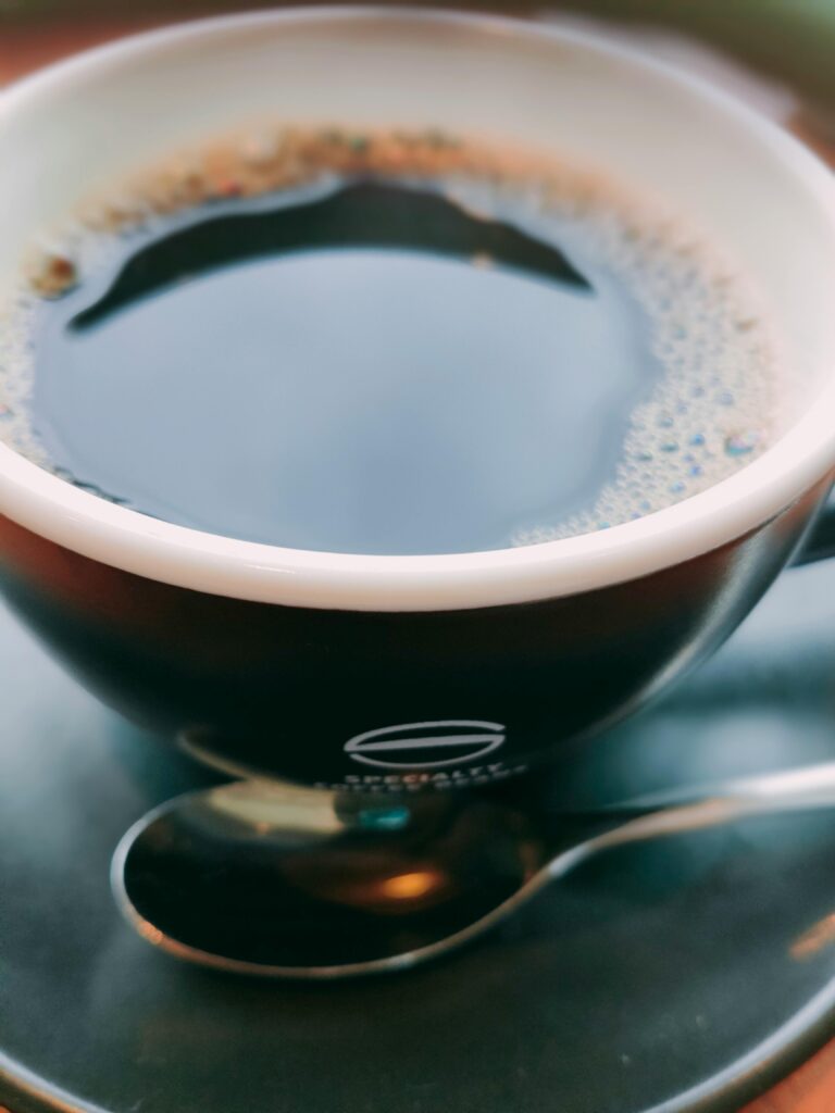 Taza de café humeante