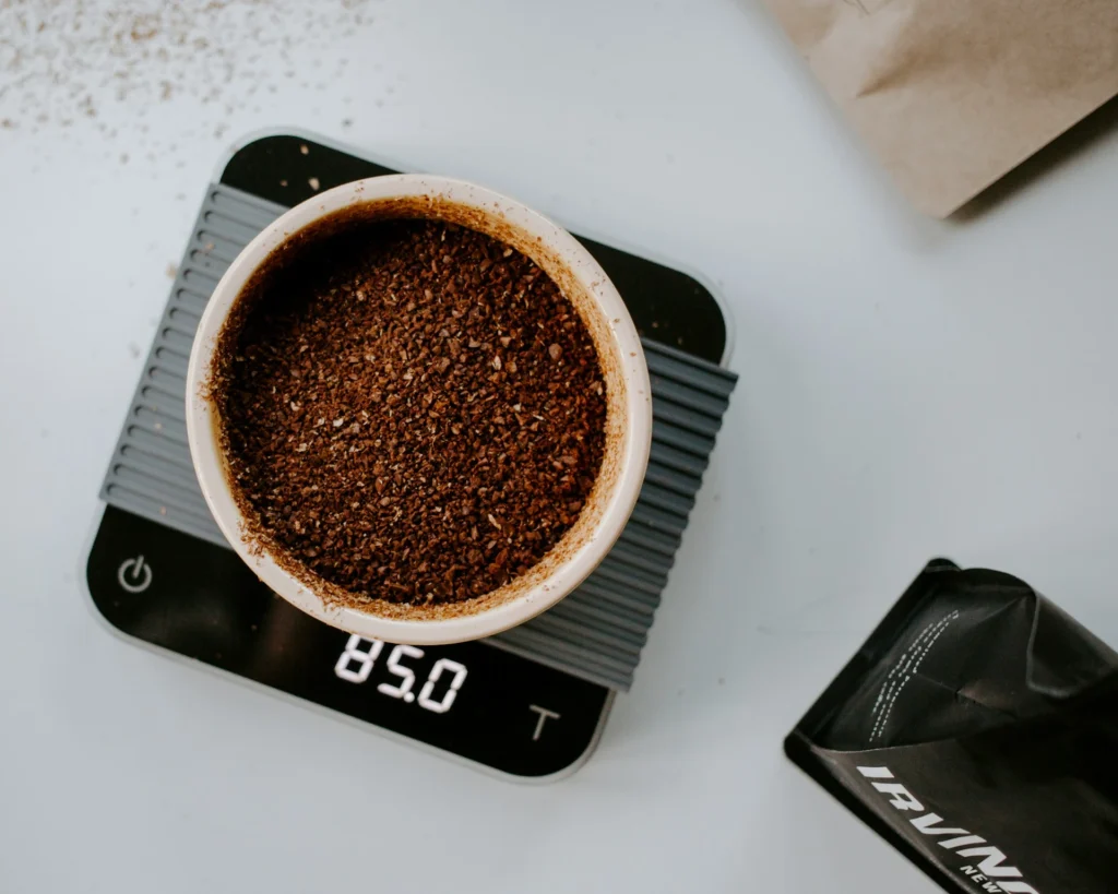 Café molido en un recipiente encima de una báscula