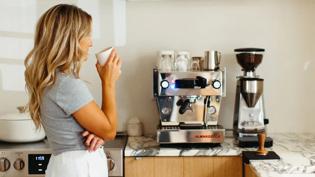 Setup de espresso casero, máquina, molinillo y tamper en primer plano