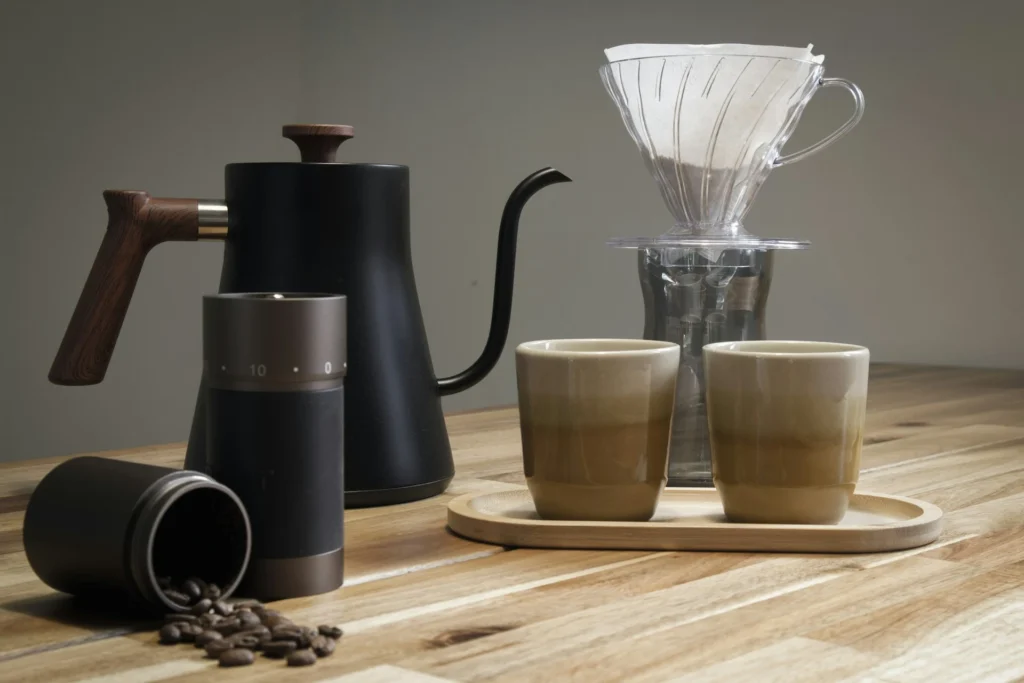 Equipamiento para preparar café de filtro (molino, hervidor eléctrico, v60 y un par de tazas.