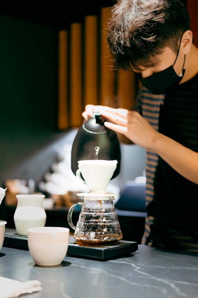 Barista preparando un v60