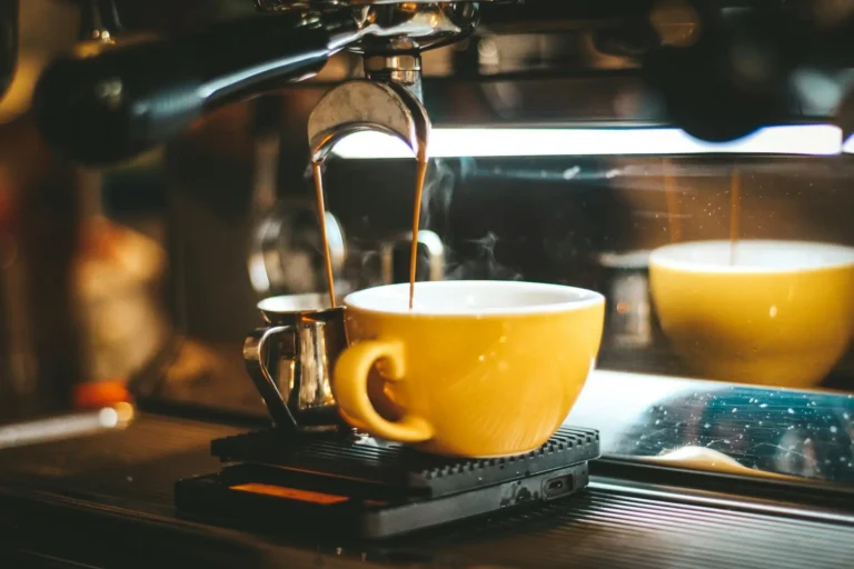 Barista preparando un espresso usando una báscula