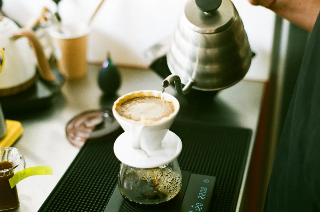 Barista preparando v60 usando un ratio encima de una báscula