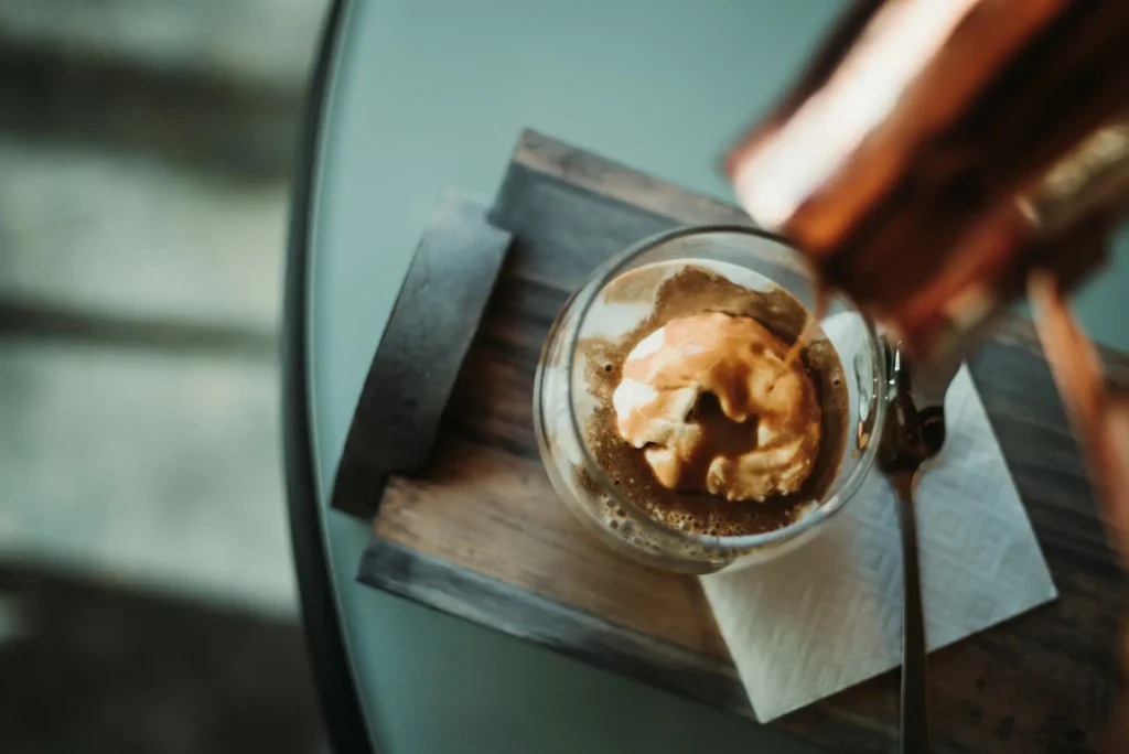 extracción de café en un vaso con helado, affogato