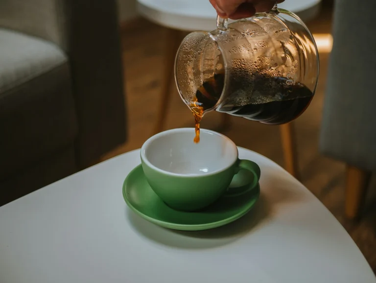 Sirviendo una rica taza de café en porcelana.