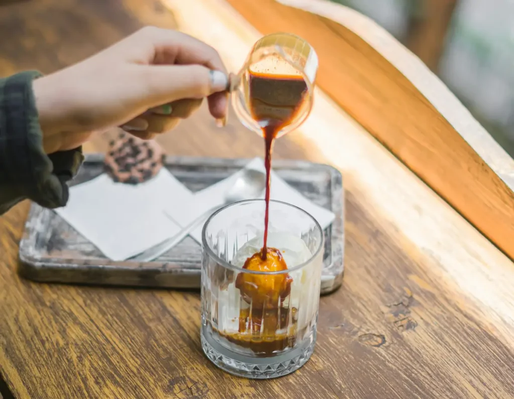 affogato mujer echando café al helado