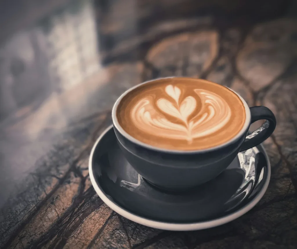 un latte con latte art de tulipan