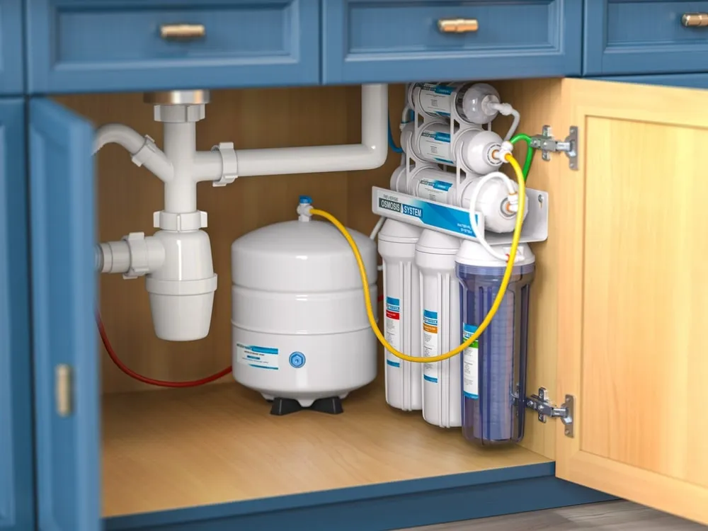 Sistema de osmosis inversa instalado bajo la pica de la cocina