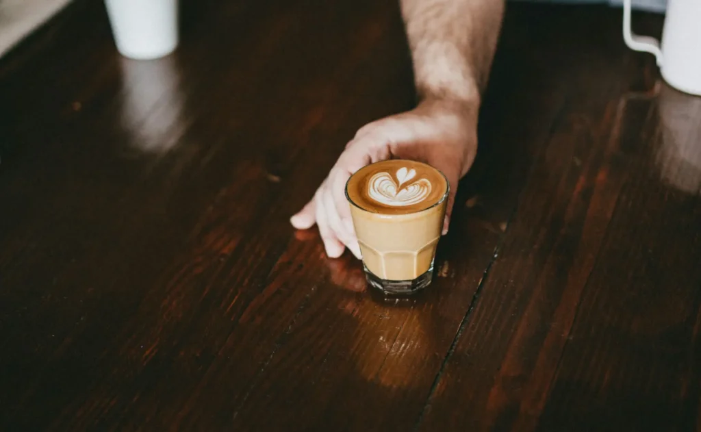 serviendo un flat white